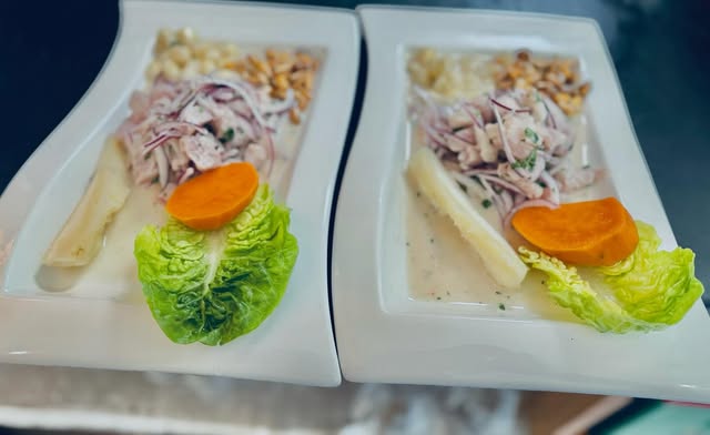 Dos platos de ceviche de pescado recién servidos, listos para compartir